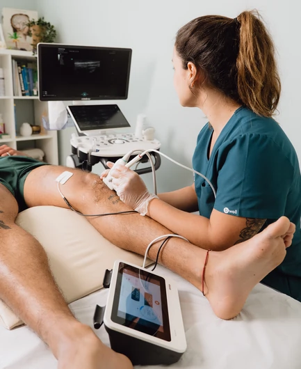 Fisioteapeuta usando técnica EPTE Electrólisis Percutánea Terapéutica en Jerez