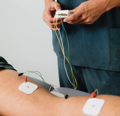 Fisioterapeuta aplicando fisioterapia invasiva en Jerez