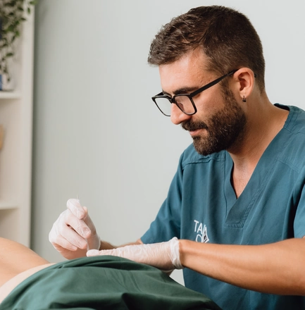 Fisioterapeuta aplicando neuroacupuntura para aliviar dolor persistente en Jerez de la Frontera