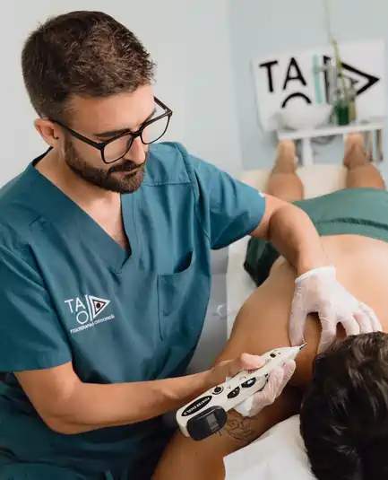 Fisioterapeuta aplicando técnica de electropunción en Jerez de la Frontera