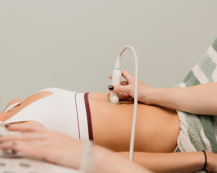 Fisioterapeuta ejecutando ecografía para tratamiento de Fisioterapia en Suelo Pélvico