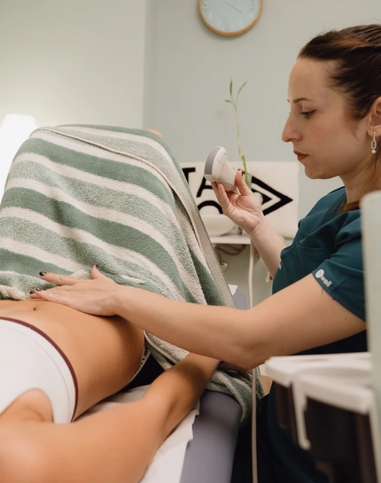 Fisioterapeuta practicando tratamiento de Fisioterapia en Suelo Pélvico a un paciente en Jerez de la Frontera