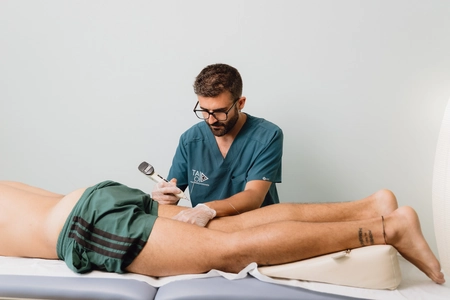 Fisioterapeuta realizando valoración para tratamiento de neuroacupuntura en Jerez de la Frontera