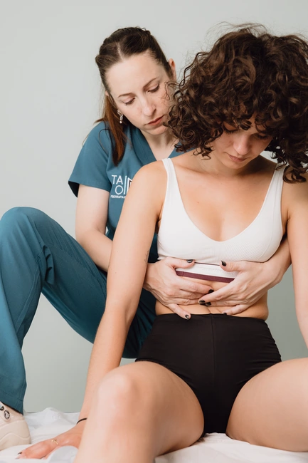 Fisioterapeuta de TAO Fisioterapia practicando Osteopatía Visceral a una paciente