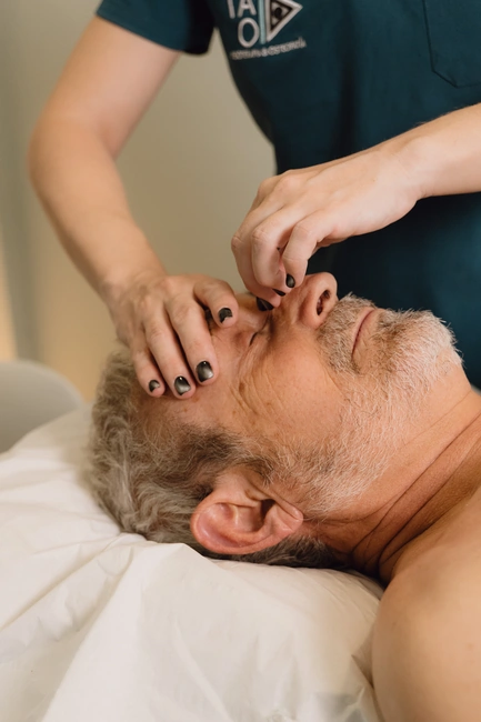 Paciente sometiéndose a Osteopatía Craneal en TAO Fisioterapia, Jerez de la Frontera