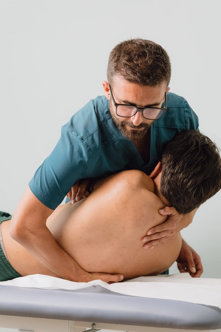 Fisioterapeuta aplicando Osteopatía Estructural en Jerez de la Frontera