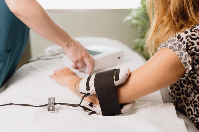 Paciente recibiento terapia de Magnetoterapia en Jerez de la Frontera